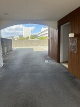 ココプラス(coco plus)/建物奥に駐車場も完備