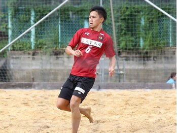 草臥(くたびれ)/ビーチサッカー中の佐田りゅうじ