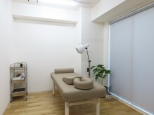 鍼灸院ワタ 中目黒院【肩こり/腰痛/自律神経/整体/マッサージ/鍼灸/小顔】の雰囲気（明るい店内でお待ちしております）