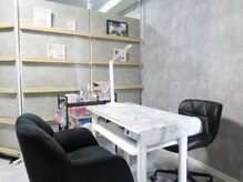 メイティー(MATEY)の雰囲気（大理石と白を基調にし、お客様同士のパーソナルスペースも完備）