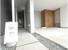 シフォン(Ciffon)の雰囲気（左の通路がお店の入り口です。お車は柱に寄せてお停めください。）