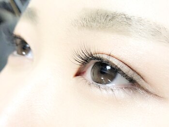 ラズル ダズル(RAZZLE DAZZLE)/伏し目がちなデザインで儚い印象