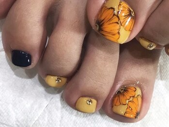 ミーナネイル(miinanail)/オレンジフラワーフットネイル