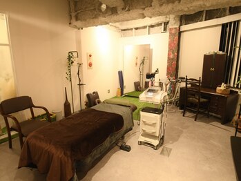 オン接骨院(On接骨院)の写真/「想像していた接骨院じゃない!?」五感を感じる内装+広々した個室でリラックスして施術受けていただけます