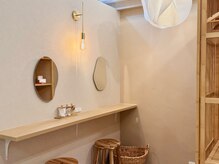 施術後にはドリンクサービス◎メイクスペースも完備