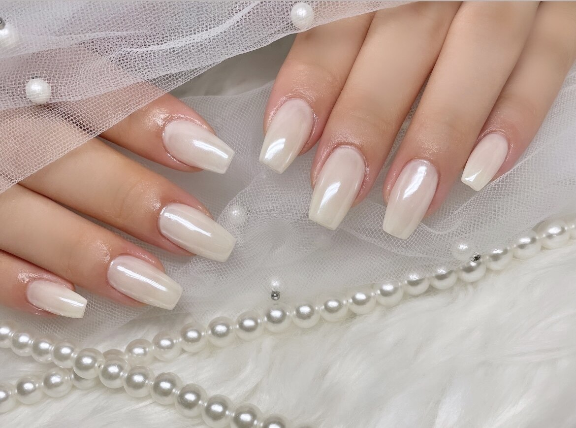 2025年-2026年冬トレンド】ミラーホワイトのネイルデザイン集｜人気順