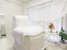 ホワイト(White)の雰囲気（ふかふかのリクライニングベッドでお寛ぎ下さい♪）