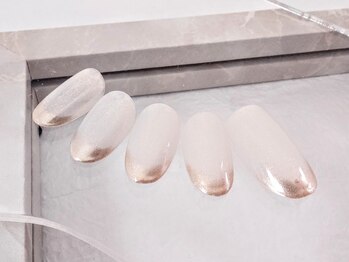 ディバイン ネイルズ(DIVINE NAILS)の写真/大人女性を虜にする…さりげないアクセントが魅力♪《6色から選べるキラキラネイル¥5500》パラジェル+¥1000