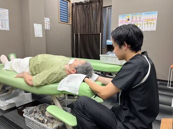淡路あず整骨院/施術風景