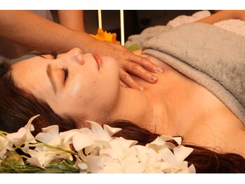 シュガーサロン(SUGAR SALON)の写真/女性専用の癒やし空間♪マタニティさんも可能なバザルトストーンの温もりを体感してリラックス♪リンパケア