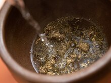 夢みるよもぎ蒸し 千歳船橋店/たっぷりの素材を黄土製の壺で