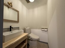 清潔感のある広めのトイレで、快適にご利用いただけます。