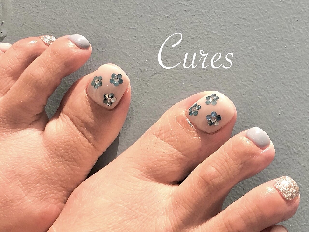 2025年-2026年冬トレンド】フラワー フットのネイルデザイン集｜人気順