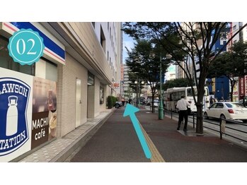 アンドナイン(AND NINE)/博多駅筑紫口バス停まで直進