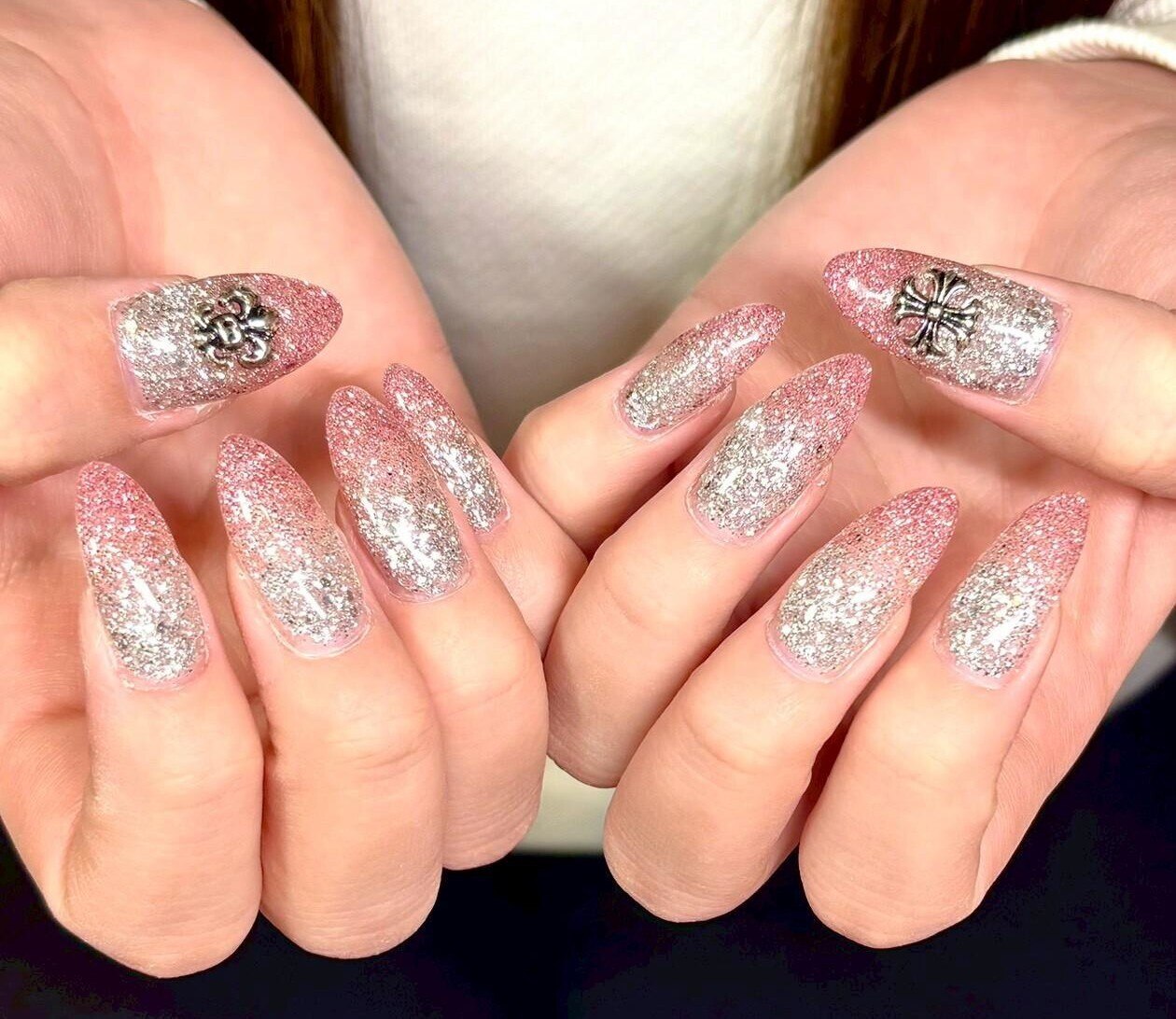 2025年-2026年冬トレンド】クロム ハンドのネイルデザイン集｜人気順