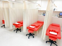 ほねつぎ清水日本平はりきゅう接骨院の雰囲気（ベッド9床。15年目とは思えない内観と褒められます。）