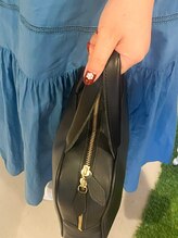 モニカ(Monica)/黒いバッグに映えるレッドネイル