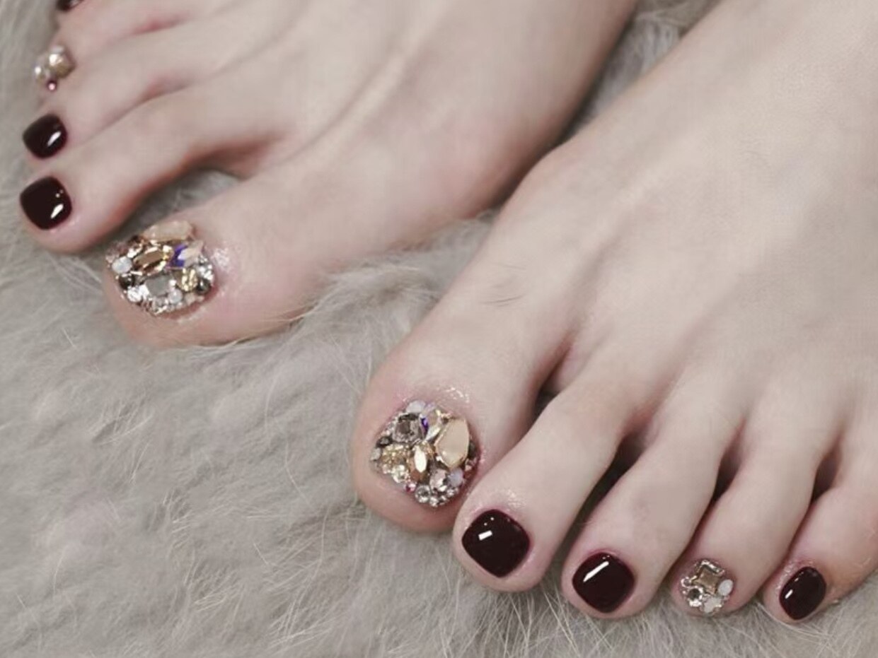 2026年冬トレンド】シンプル フット 夏のネイルデザイン集｜人気