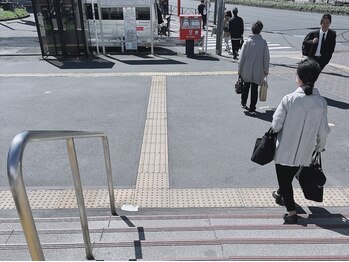 まつげの恵/2.南口出てすぐの階段を降りる