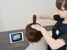 女性のための育毛促進・頭皮ケア専門サロン イーズ/リバイタ ららぽーと横浜の雰囲気(ヘッドスパ専門スタッフが頭皮の状態をマイクロスコープで分析。)