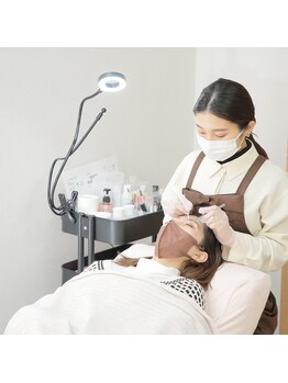 デュレ(durer.)/03.目元にトリートメント施術