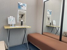 キュアフロウ西大和整骨院/待合ブースでカウンセリング