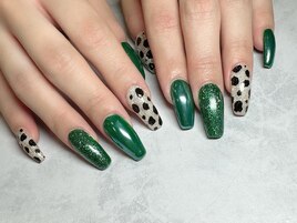 グリーンと牛柄でおしゃれネイル