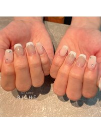 ラメ×白フレンチの上品ネイル