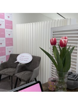 エクシアホワイトニング 津駅前店/白・グレー基調の落ち着いた空間