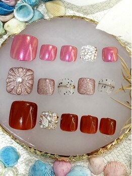 ネイルパレット 栄店(Nail Palette)の写真/フットネイルで夏のオシャレも抜かりなく♪シンプル好み～こだわりデザイン派も満足できるサンプルが多数！