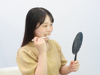 ホワイトニングカフェ 仙台八幡店/3.施術前にブラッシング