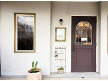 エフ デザイン(eF design)の雰囲気（ヘアサロンと併設されたブラウン扉がサロンです。P:3台有）