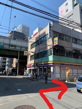 美容整体サロン 心斎橋/ ミニストップを右に曲がる