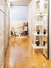 隆鼻矯正専門店 ラプリ(Raplit)/柔らかい日差しが入る店内の様子