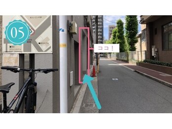 アンドナイン(AND NINE)/脇道に入ってすぐ左側