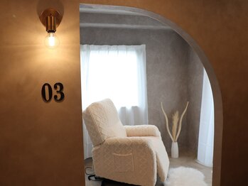 ラピスガーデン 東神奈川(LAPIS GARDEN)の写真/瞼のさがりが気になる40代50代女性が通う♪落ち着く個室空間でまつげをケアする大人女性向けこだわりサロン