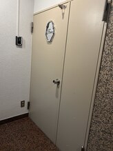 フラウ(Frau)/サロン入り口はこちらです♪
