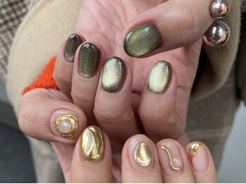 カーティシーネイルズ(curtisii NAILS)/ゴールドちぐはぐネイル
