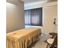 【リラク】施術部屋　完全個室　温かみのある落ち着いた空間