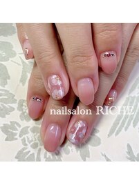くすみピンクのフラワーネイル