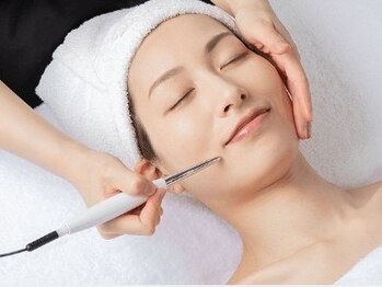 アイワン トータルビューティ(Aione totalbeauty)の写真/【繰り返すシミに徹底アプローチ◎】ヒト幹細胞美容成分を贅沢に使用！自信の持てる素肌美人に♪