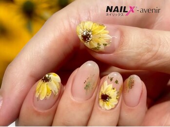 ネイリックス アヴェニール(NAILX avenir)の写真/白基調の高級感溢れる店内☆大人女性にふさわしい洗練された夏ネイル【マグネット/ニュアンス/フレンチ】