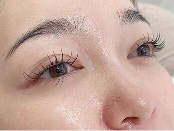 リボン(RiboN)の写真/【明治神宮前駅2分／表参道駅5分】ノーメイクでも華やかさを感じられる目元デザイン！[パリエク/まつエク]