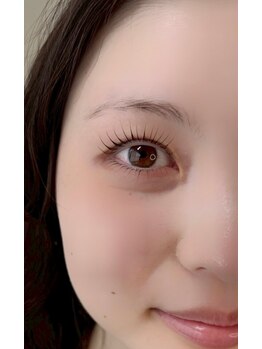 イスリー(ithree.)の写真/100種のロッドで叶える「私だけの黄金比」。上下まつげパーマで、計算されたナチュラル上品な目元へ。