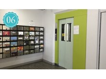 アンドナイン(AND NINE)/ロビーに入ると緑のエレベーター