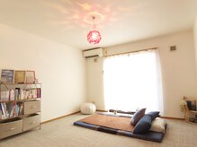 店舗内は明るくスッキリ。本棚の本を見る方が多いです。