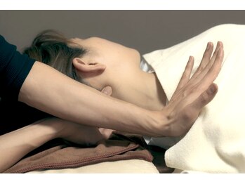 新潟頭痛専門こはく整体院の写真/頭蓋骨矯正で日常のストレスや疲れを頭部からリセット。癒しだけでは物足りない骨の歪みと共に頭痛の改善を