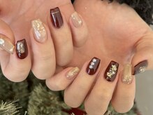 クルネ(QULNE)/ボルドーネイル/ゴールドラメ