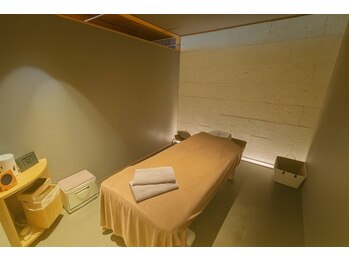 癒し処ゆるり 吹田店の写真/デスクワークなどで凝り固まった首肩回りを、オールハンドでもみほぐし★施術後体が軽くなった感覚を実感♪