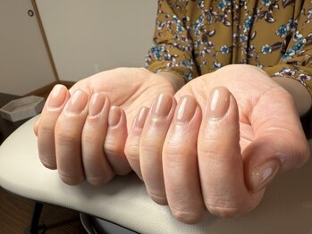 ティアレ(tiare)の写真/自爪育成しながらシンプルネイルをお楽しみいただけます♪プロのケアで思わず魅せたくなる指先へ◎